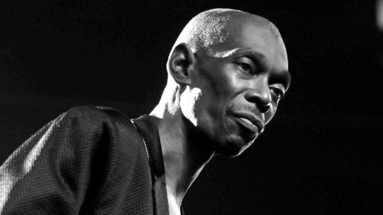 Maxi Jazz: Το ήρεμο βλέμμα των Faithless Maxi Jazz: Το ήρεμο βλέμμα στο κέντρο της Rave καταιγίδας των Faithless