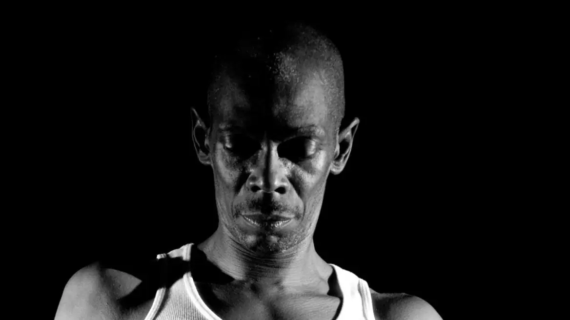 Maxi Jazz: Το ήρεμο βλέμμα στο κέντρο της Rave καταιγίδας των Faithless