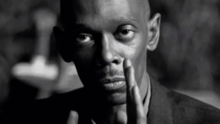Maxi Jazz: Το ήρεμο βλέμμα των Faithless Maxi Jazz: Το ήρεμο βλέμμα στο κέντρο της Rave καταιγίδας των Faithless