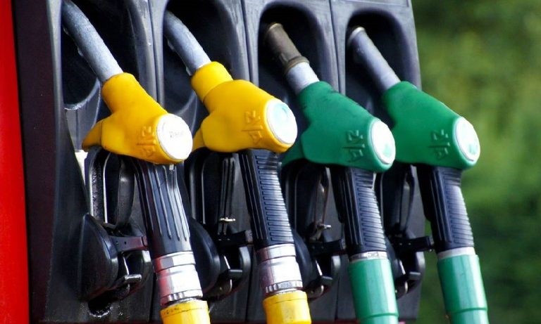 Έκρηξη 60% στις πωλήσεις του πετρελαίου θέρμανσης – Βουτιά και στις τιμές βενζίνης και ντίζελ κίνησης