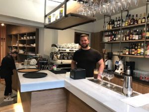 Ένα ιστορικό στέκι της Κατερίνης, το le Fleur του Αντώνη Μπέλλη, άλλαξε χέρια.