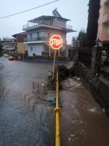 Όλη η Πιερία σε κατάσταση έκτακτης ανάγκης – Διακοπές ρεύματος και πτώσεις δέντρων προκάλεσε η κακοκαιρία ΑΡΙΕΛ