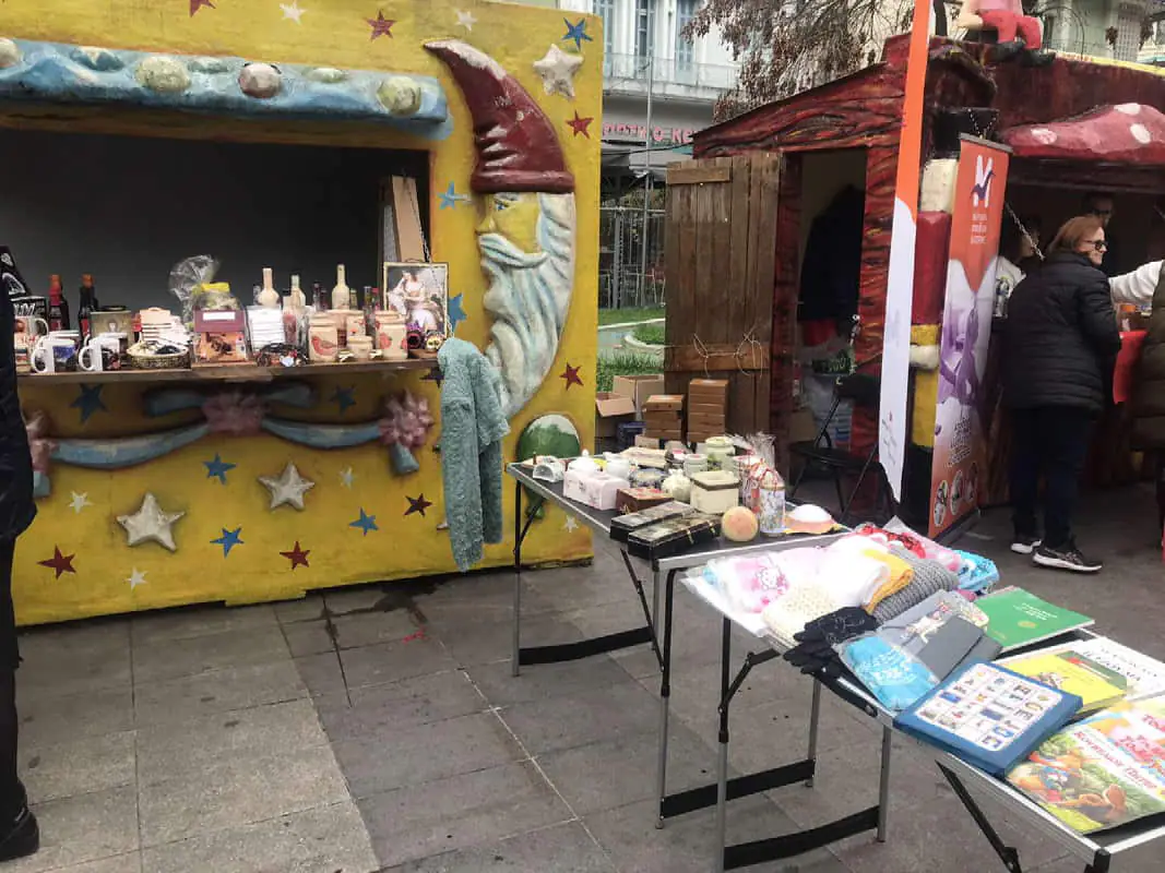 Περίπτερο στην πλατεία Κατερίνης της Ιεραποστολικής Στέγης «Άγιος Διονύσιος ο εν Ολύμπω» Η Ιεραποστολική Στέγη «Άγιος Διονύσιος ο εν Ολύμπω» διαθέτει χρηστικά αντικείμενα και δώρα