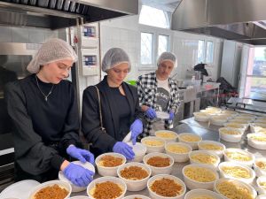 Η ΟΝΝΕΔ Πιερίας στις εγκαταστάσεις των καθημερινών συσσιτίων της Ιεράς Μητρόπολης, «Άρτος ο Επιούσιος»