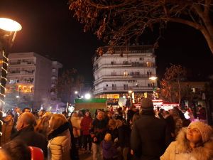 Φανάρια πέταξαν στον ουρανό και γέμισαν ευχές την πόλη Κάλαντα και ευχές στην Αντιπεριφερειάρχη