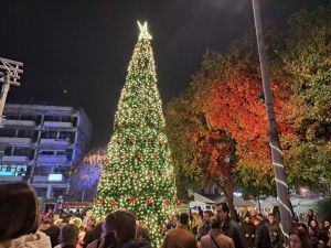 Κατερίνη: Φωταγωγήθηκε το χριστουγεννιάτικο δέντρο στην Πλατεία Ελευθερίας (εικόνες, βίντεο)