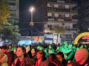 Κατερίνη: Φωταγωγήθηκε το χριστουγεννιάτικο δέντρο στην Πλατεία Ελευθερίας (εικόνες, βίντεο)