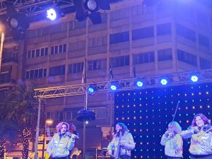 Κατερίνη: Φωταγωγήθηκε το χριστουγεννιάτικο δέντρο στην Πλατεία Ελευθερίας (εικόνες, βίντεο)