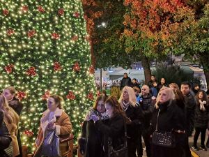 Κατερίνη: Φωταγωγήθηκε το χριστουγεννιάτικο δέντρο στην Πλατεία Ελευθερίας (εικόνες, βίντεο)