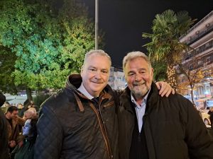 Κατερίνη: Φωταγωγήθηκε το χριστουγεννιάτικο δέντρο στην Πλατεία Ελευθερίας (εικόνες, βίντεο)