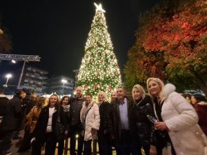 Κατερίνη: Φωταγωγήθηκε το χριστουγεννιάτικο δέντρο στην Πλατεία Ελευθερίας (εικόνες, βίντεο)