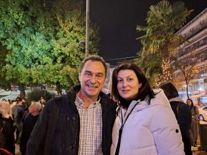 Κατερίνη: Φωταγωγήθηκε το χριστουγεννιάτικο δέντρο στην Πλατεία Ελευθερίας (εικόνες, βίντεο)