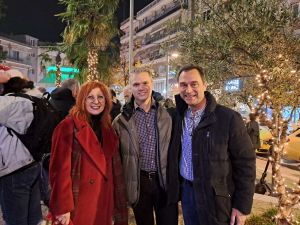 Κατερίνη: Φωταγωγήθηκε το χριστουγεννιάτικο δέντρο στην Πλατεία Ελευθερίας (εικόνες, βίντεο)