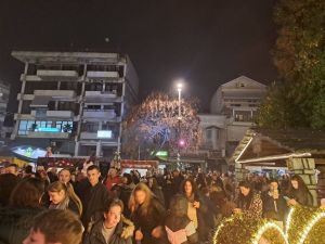 Κατερίνη: Φωταγωγήθηκε το χριστουγεννιάτικο δέντρο στην Πλατεία Ελευθερίας (εικόνες, βίντεο)