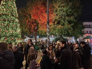 Κατερίνη: Φωταγωγήθηκε το χριστουγεννιάτικο δέντρο στην Πλατεία Ελευθερίας (εικόνες, βίντεο)