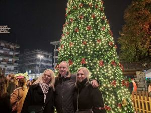 Κατερίνη: Φωταγωγήθηκε το χριστουγεννιάτικο δέντρο στην Πλατεία Ελευθερίας (εικόνες, βίντεο)