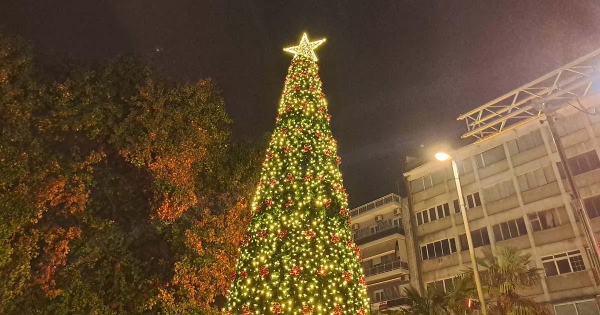 Κατερίνη: Φωταγωγήθηκε το χριστουγεννιάτικο δέντρο στην Πλατεία Ελευθερίας (εικόνες, βίντεο)