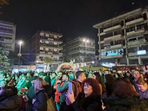 Κατερίνη: Φωταγωγήθηκε το χριστουγεννιάτικο δέντρο στην Πλατεία Ελευθερίας (εικόνες, βίντεο)