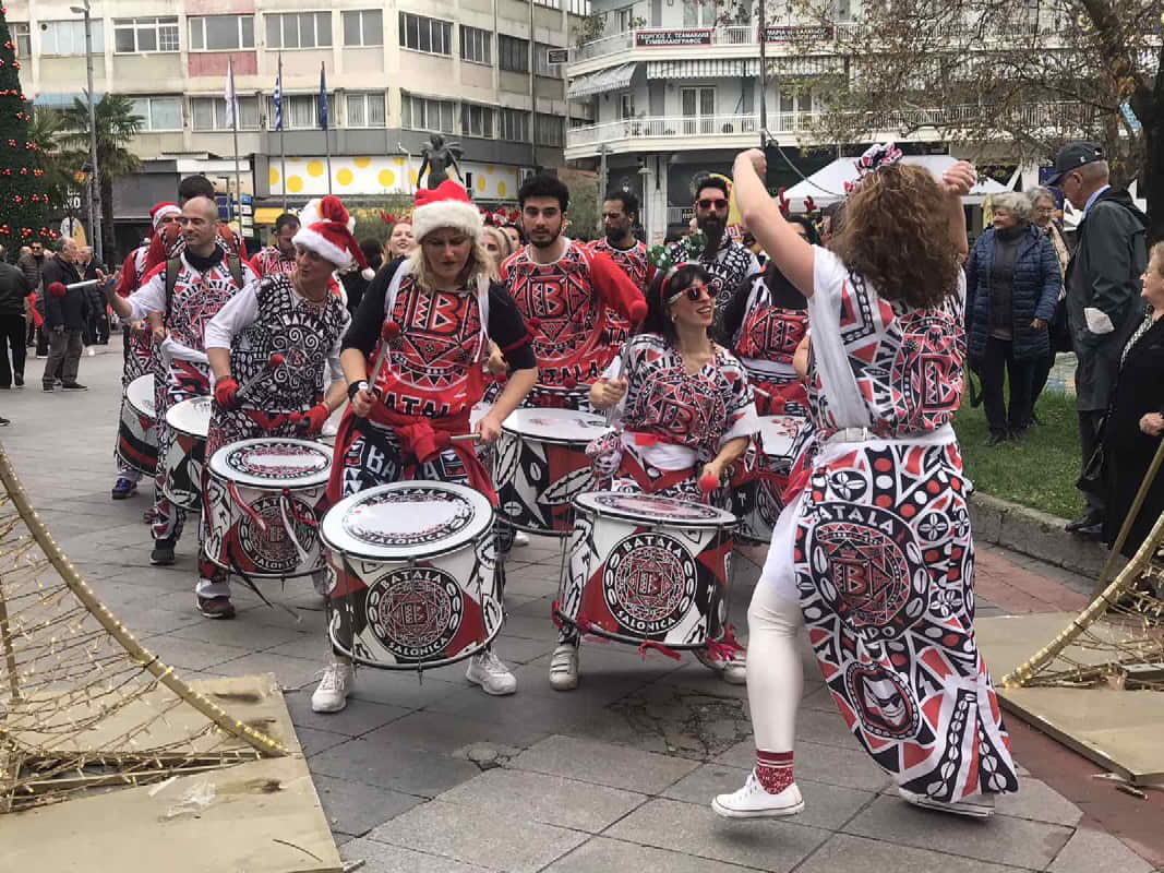 Πλατεία Κατερίνης: Ενα Φανταστικό Σώουo Συγκρότημα Batala Salonica 