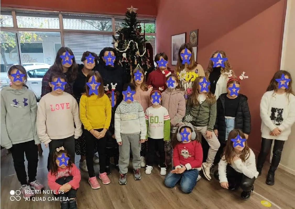 Τα παιδιά στόλισαν το χριστουγεννιάτικο δέντρο του Λυκείου Ελληνίδων Κατερίνης Τα παιδιά στόλισαν το χριστουγεννιάτικο δέντρο του Λυκείου Ελληνίδων Κατερίνης