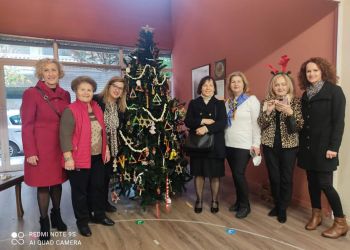 Τα Παιδιά Στόλισαν Το Χριστουγεννιάτικο Δέντρο Του Λυκείου Ελληνίδων Κατερίνης
