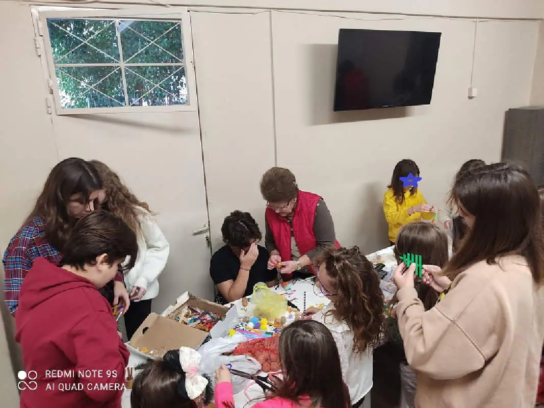 Τα παιδιά στόλισαν το χριστουγεννιάτικο δέντρο του Λυκείου Ελληνίδων Κατερίνης Τα παιδιά στόλισαν το χριστουγεννιάτικο δέντρο του Λυκείου Ελληνίδων Κατερίνης