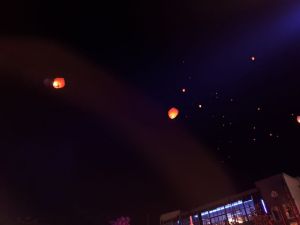 Φαναράκια πέταξαν στον ουρανό και γέμισαν ευχές την πόλη της Κατερίνης