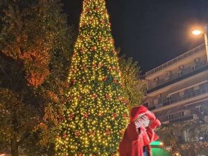 Φαναράκια πέταξαν στον ουρανό και γέμισαν ευχές την πόλη της Κατερίνης