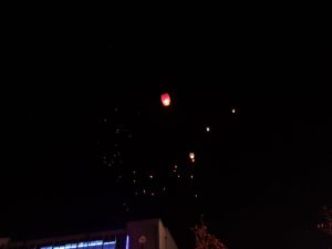 Φαναράκια πέταξαν στον ουρανό και γέμισαν ευχές την πόλη της Κατερίνης