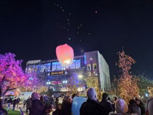 Φαναράκια πέταξαν στον ουρανό και γέμισαν ευχές την πόλη της Κατερίνης