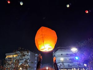 Φαναράκια πέταξαν στον ουρανό και γέμισαν ευχές την πόλη της Κατερίνης