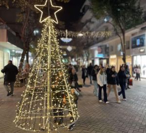 Φωταγωγήθηκε στην πλατεία Ελευθερίας το χριστουγεννιάτικο δέντρο της Κατερίνης!