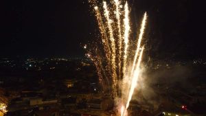 Φωταγωγήθηκε στην πλατεία Ελευθερίας το χριστουγεννιάτικο δέντρο της Κατερίνης!