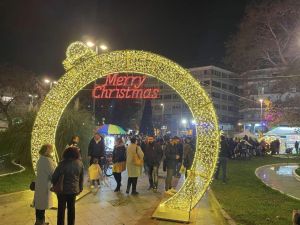 Φωταγωγήθηκε στην πλατεία Ελευθερίας το χριστουγεννιάτικο δέντρο της Κατερίνης!