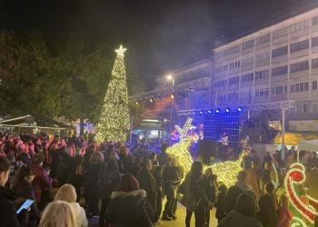 Φωταγωγήθηκε στην πλατεία Ελευθερίας το χριστουγεννιάτικο δέντρο της Κατερίνης!