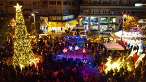 Φωταγωγήθηκε στην πλατεία Ελευθερίας το χριστουγεννιάτικο δέντρο της Κατερίνης!