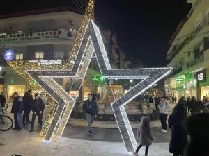 Φωταγωγήθηκε στην πλατεία Ελευθερίας το χριστουγεννιάτικο δέντρο της Κατερίνης!