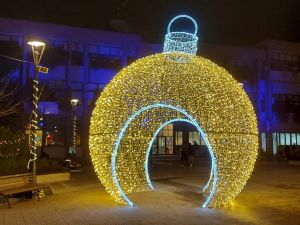 Φωταγωγήθηκε στην πλατεία Ελευθερίας το χριστουγεννιάτικο δέντρο της Κατερίνης!