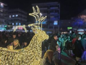 Φωταγωγήθηκε στην πλατεία Ελευθερίας το χριστουγεννιάτικο δέντρο της Κατερίνης!