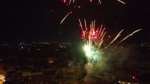 Φωταγωγήθηκε στην πλατεία Ελευθερίας το χριστουγεννιάτικο δέντρο της Κατερίνης!