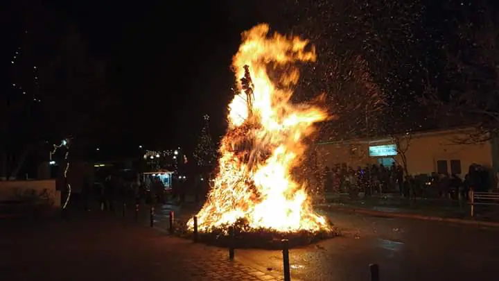 Αναβίωση του εθίμου «Το Κάψιμο του Καλικάντζαρου» στον Άνω Άγιο Ιωάννη Αναβίωση του εθίμου «Το Κάψιμο του Καλικάντζαρου» στον Άνω Άγιο Ιωάννη