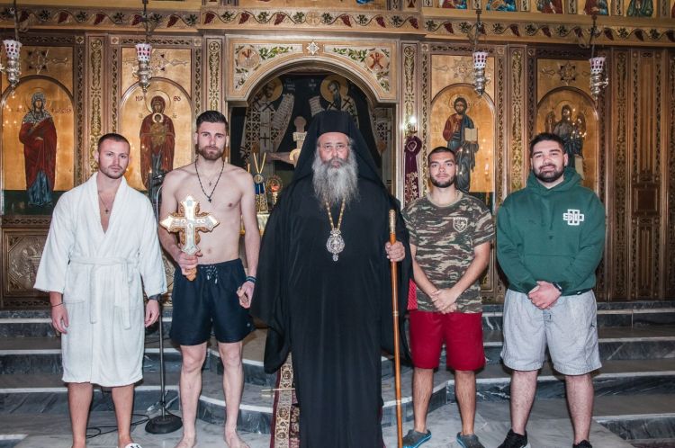 Αυτοί είναι οι γενναίοι που έπεσαν στη θάλασσα και ανέσυραν τον Τίμιο Σταυρό την ημέρα των Θεοφανείων. Αυτοί είναι οι γενναίοι που έπεσαν στη θάλασσα και ανέσυραν τον Τίμιο Σταυρό την ημέρα των Θεοφανείων.