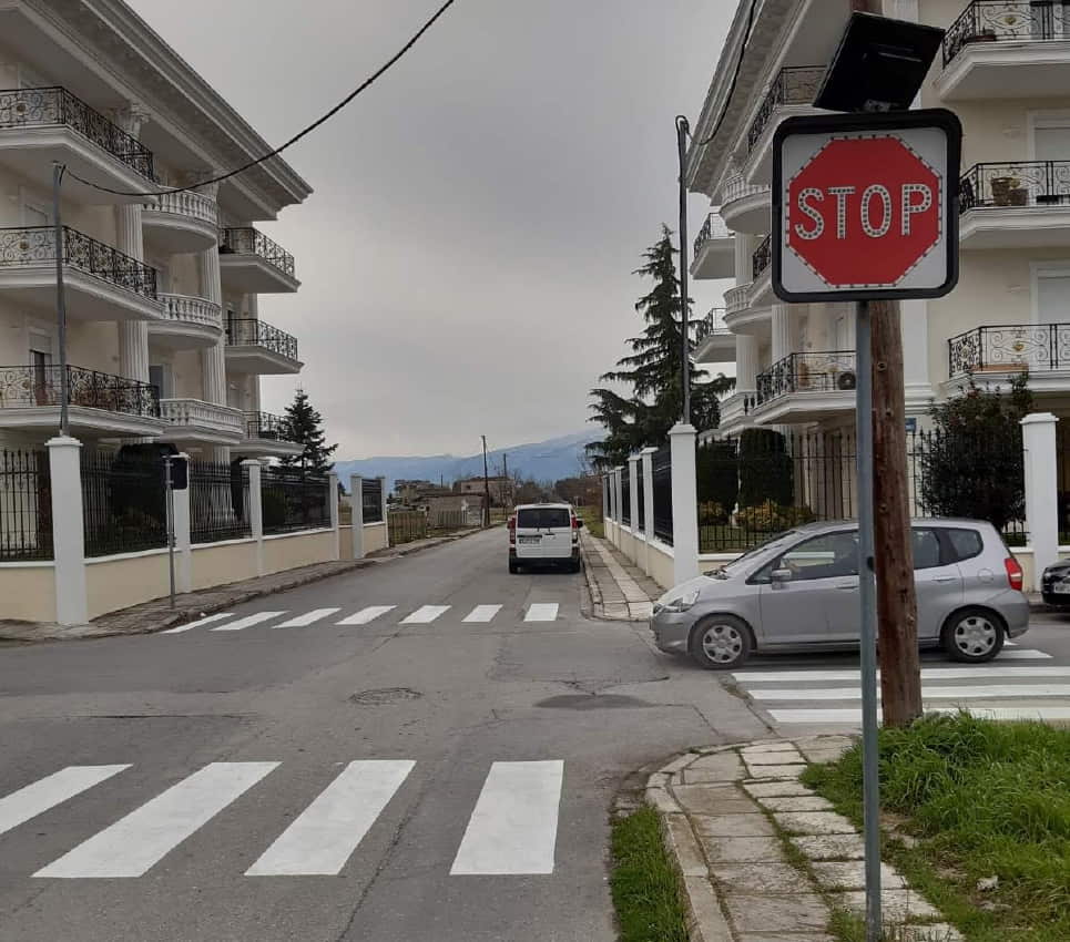 Δήμος Κατερίνης – Πινακίδα “stop” στη συμβολή των οδών Τυπάλδου και Ναυαρίνου