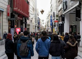 Εκπτώσεις με ανοιχτά μαγαζιά την Κυριακή, τι ώρα ανοίγουν