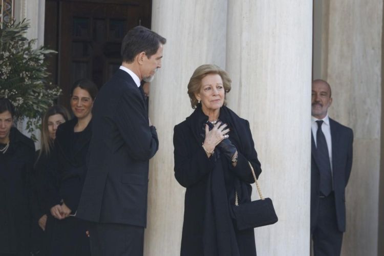 Κηδεία Κωνσταντίνου: Το παρατεταμένο χειροκρότημα στην Άννα Μαρία και το «ευχαριστώ» της στον κόσμο