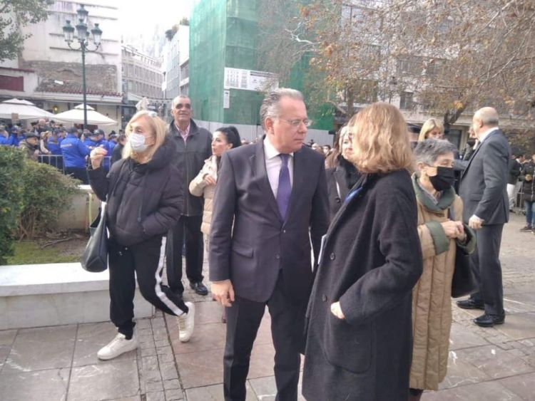 Κηδεία τέως βασιλιά Κωνσταντίνου: Ποιοι βουλευτές και πολιτικοί έσπευσαν να προσκυνήσουν τη σορό του Κηδεία τέως βασιλιά Κωνσταντίνου: Ποιοι βουλευτές και πολιτικοί έσπευσαν να προσκυνήσουν τη σορό του