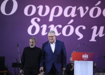 Ο Δημήτρης Κουτσούμπας τραγούδησε την «Άπονη ζωή» στη συναυλία του Σταύρου Ξαρχάκου