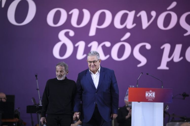 Ο Δημήτρης Κουτσούμπας τραγούδησε την «Άπονη ζωή» στη συναυλία του Σταύρου Ξαρχάκου Ο Δημήτρης Κουτσούμπας τραγούδησε την «Άπονη ζωή» στη συναυλία του Σταύρου Ξαρχάκου