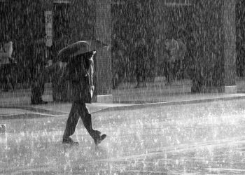 Ο Καιρός σήμερα: Αυξημένες νεφώσεις με τοπικές βροχές ή χιονόνερο και σποραδικές καταιγίδες