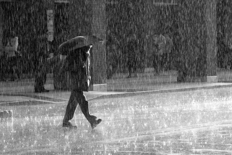 Ο Καιρός σήμερα: Αυξημένες νεφώσεις με τοπικές βροχές ή χιονόνερο και σποραδικές καταιγίδες